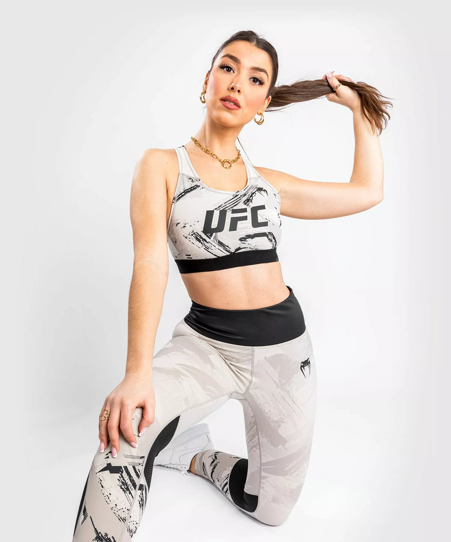 Brassière De Sport Femme UFC Venum Authentic Fight Week 2.0 - Sable/Noir 7 Brassière De Sport Femme UFC Venum Authentic Fight Week 2.0 - Sable/Noir – Image 5