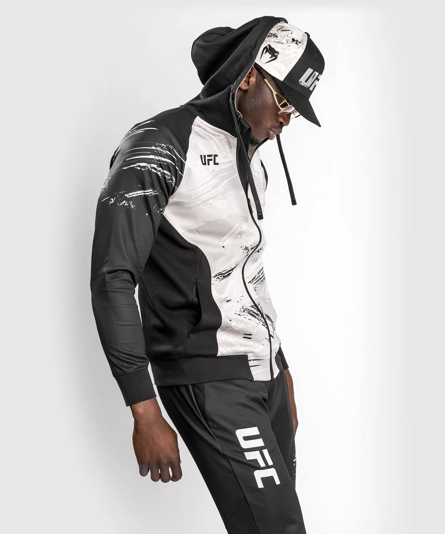 Sweatshirt Zippé Homme UFC Venum Authentic Fight Week 2.0 - Sable 7 Sweatshirt Zippé Homme UFC Venum Authentic Fight Week 2.0 - Sable – Image 5