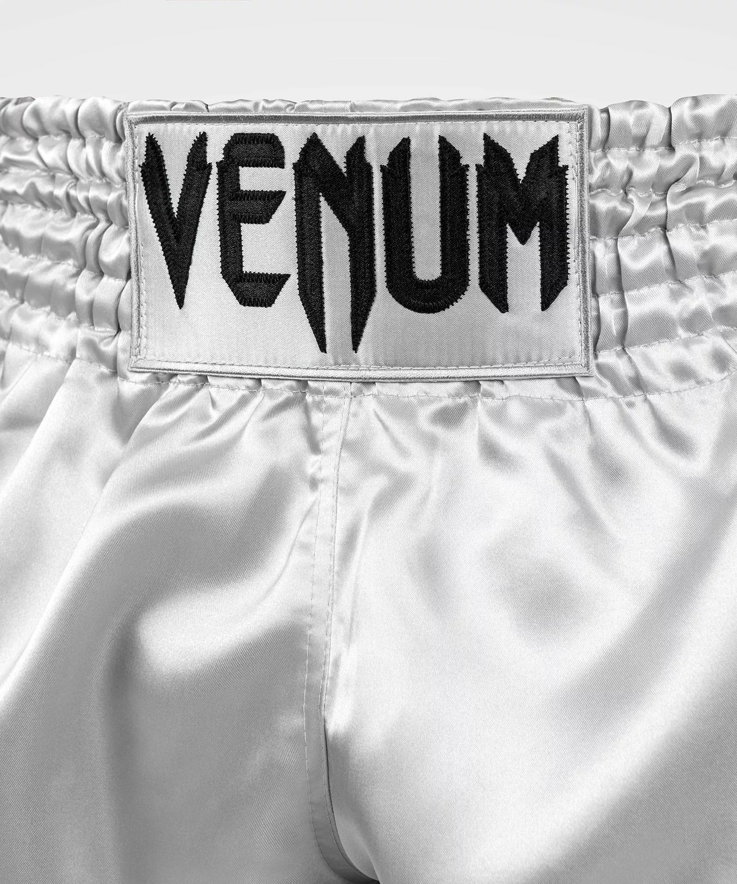 Short De Muay Thai Venum Classic - Argent/Noir 7 Short De Muay Thai Venum Classic - Argent/Noir – Image 5