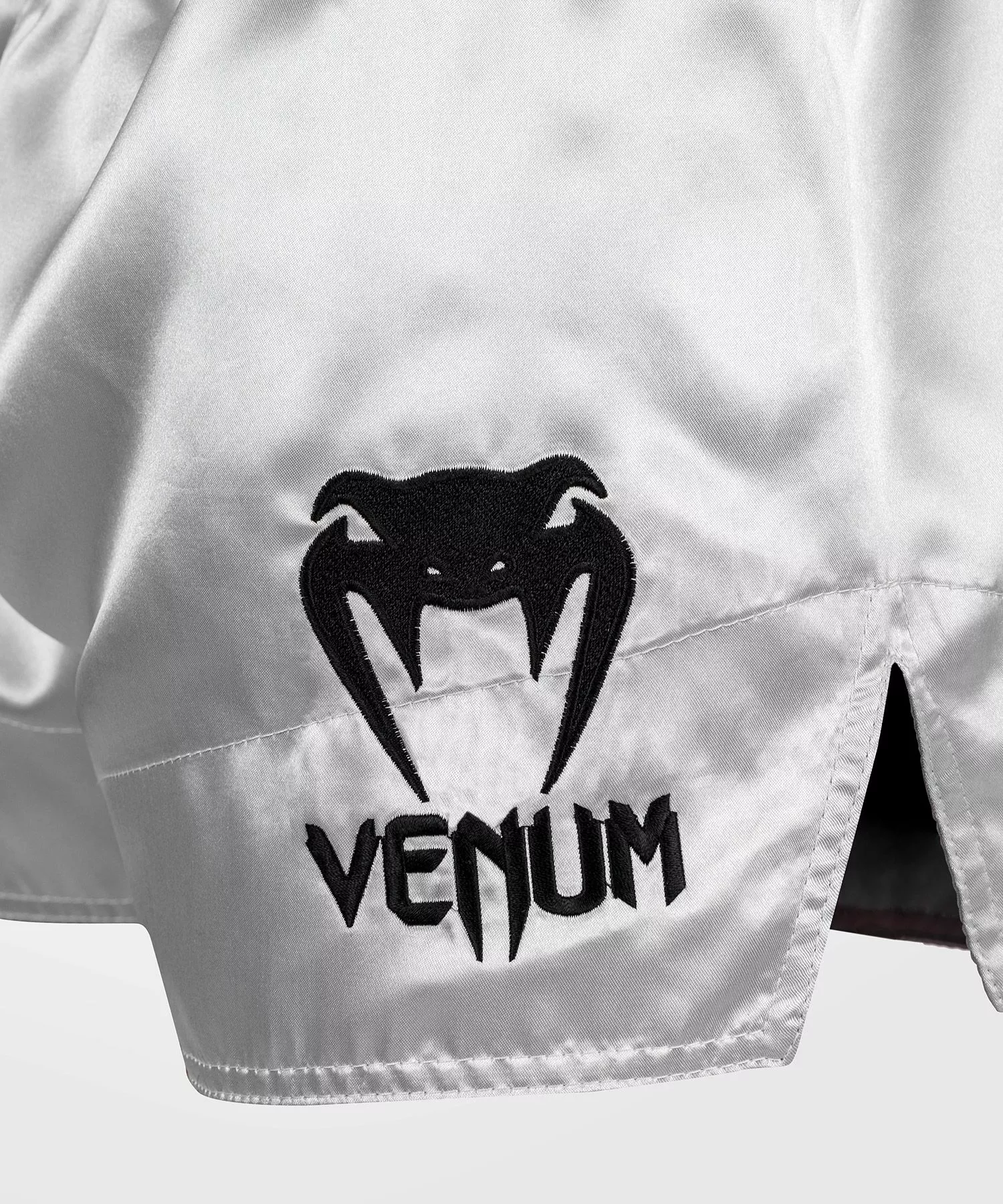 Short De Muay Thai Venum Classic - Argent/Noir 6 Short De Muay Thai Venum Classic - Argent/Noir – Image 4