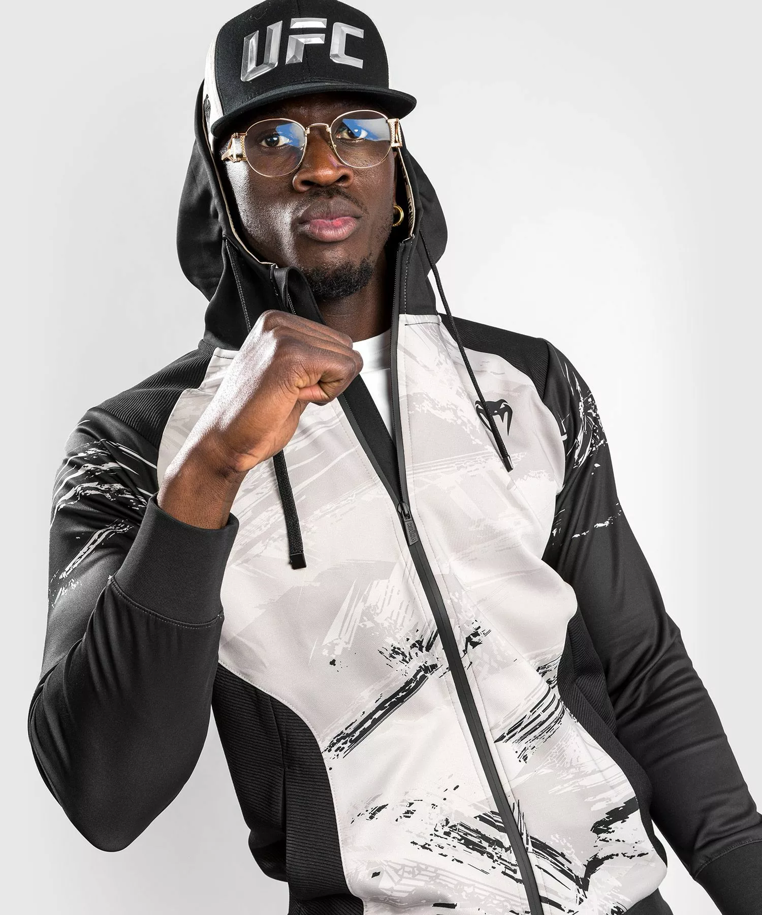 Sweatshirt Zippé Homme UFC Venum Authentic Fight Week 2.0 - Sable 6 Sweatshirt Zippé Homme UFC Venum Authentic Fight Week 2.0 - Sable – Image 4