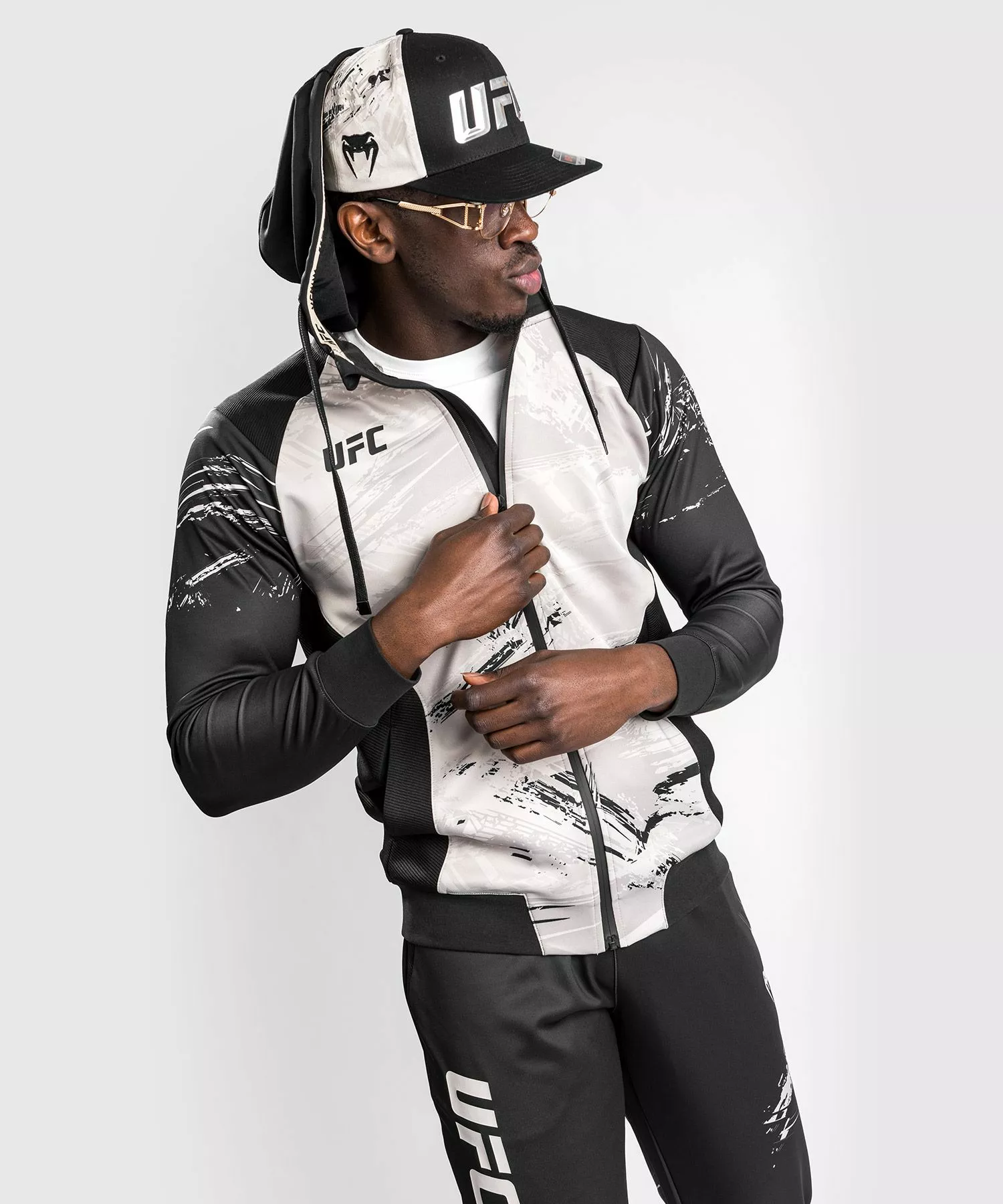 Sweatshirt Zippé Homme UFC Venum Authentic Fight Week 2.0 - Sable 4 Sweatshirt Zippé Homme UFC Venum Authentic Fight Week 2.0 - Sable – Image 2