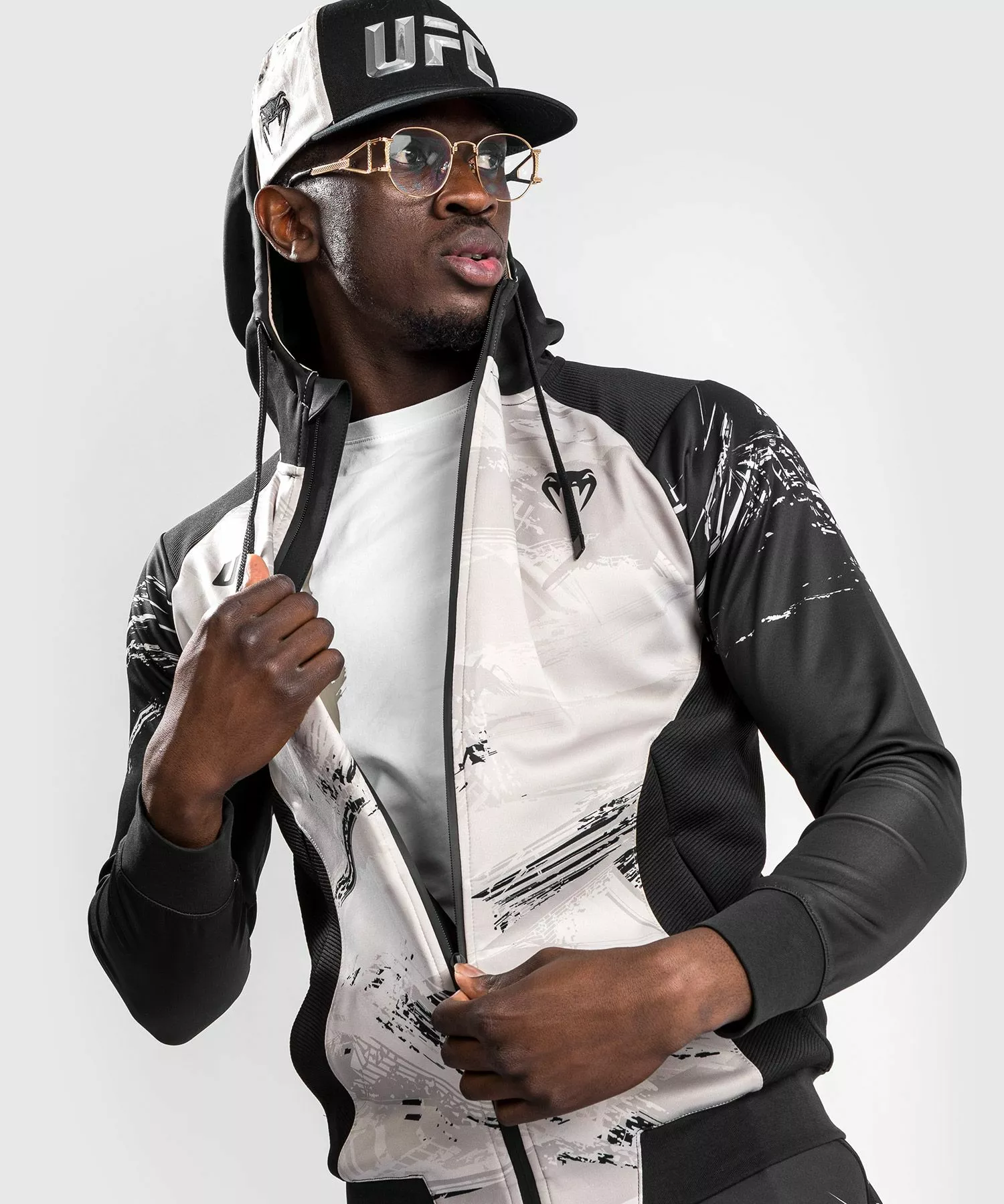 Sweatshirt Zippé Homme UFC Venum Authentic Fight Week 2.0 - Sable 5 Sweatshirt Zippé Homme UFC Venum Authentic Fight Week 2.0 - Sable – Image 3