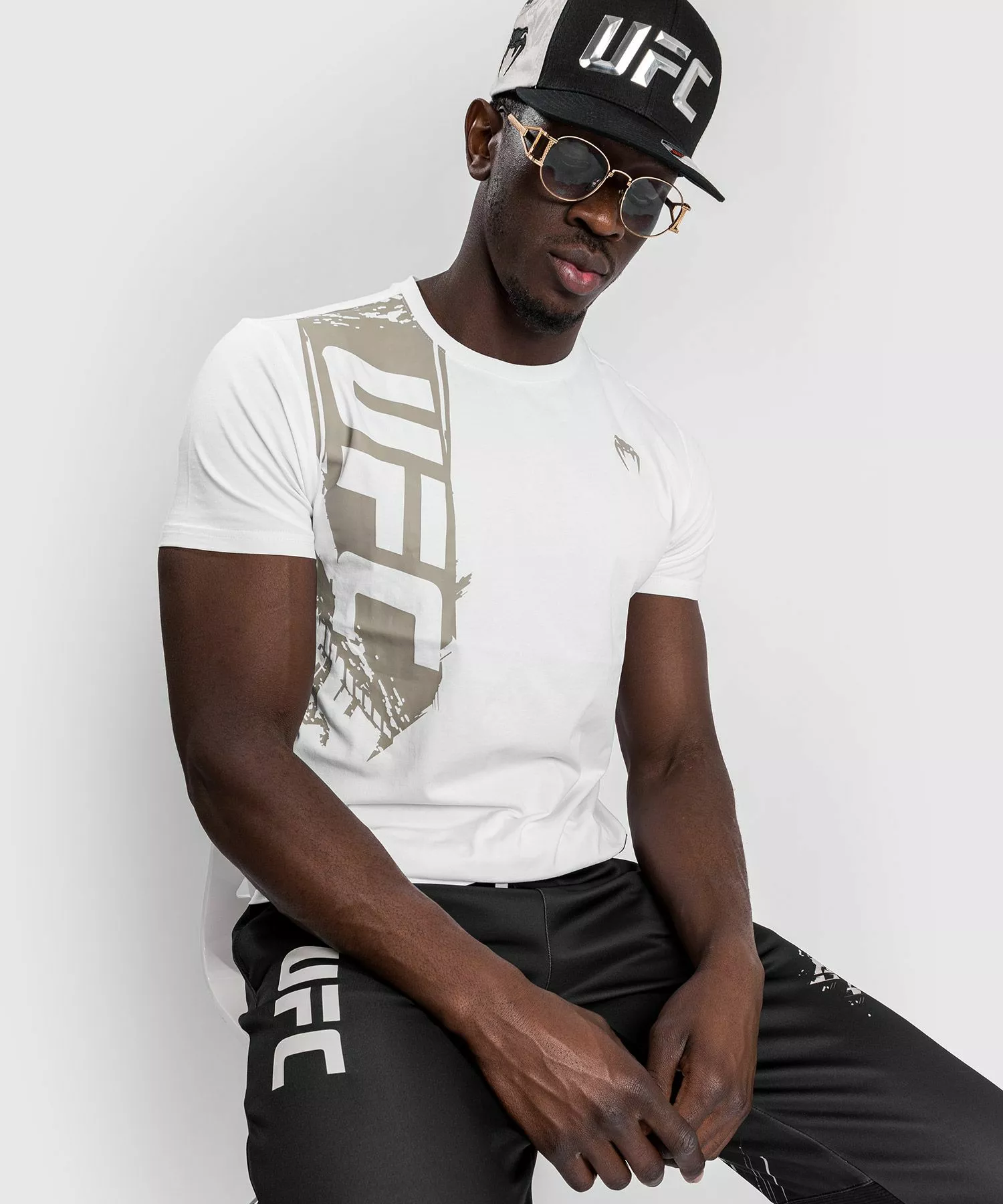 T-Shirt UFC Venum Authentic Fight Week 2.0 - Maches Courtes - Blanc/Sable 6 T-Shirt UFC Venum Authentic Fight Week 2.0 - Maches Courtes - Blanc/Sable – Image 4